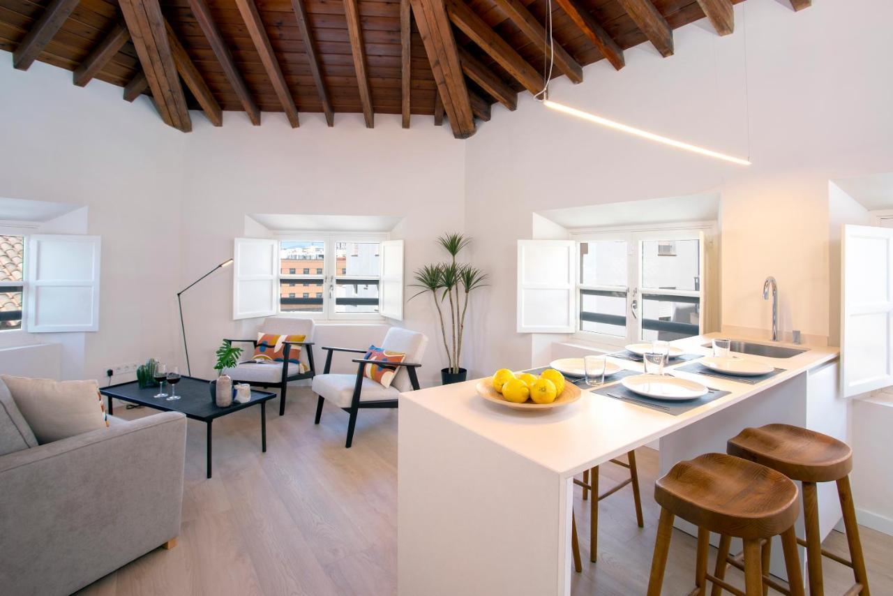 Apartamentos Thyssen Cisneros By Rent Me Малага Екстер'єр фото