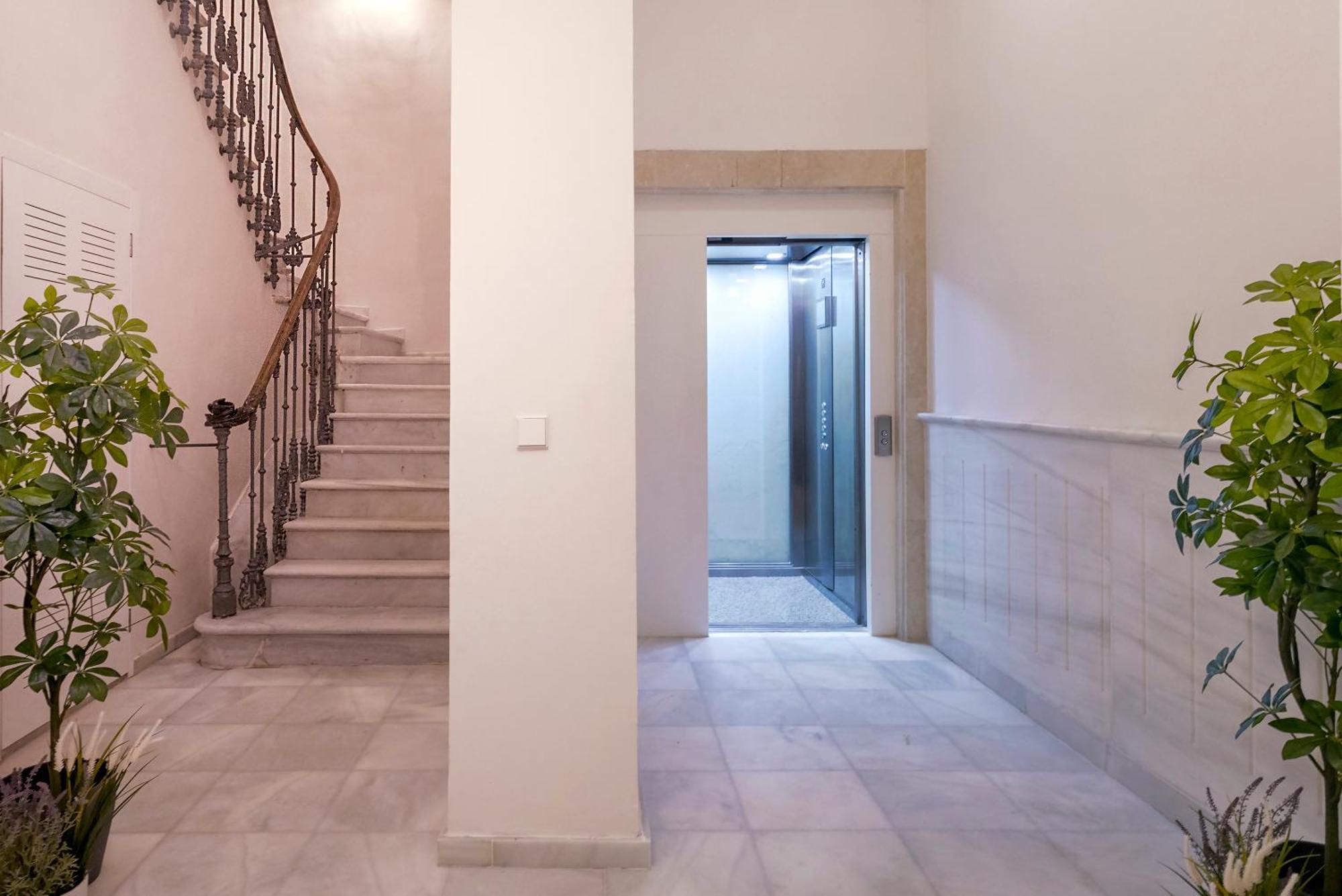 Apartamentos Thyssen Cisneros By Rent Me Малага Екстер'єр фото